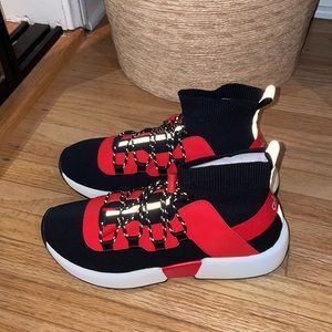 Alo yoga Women's Wanderer Sneaker size 8 cherry black